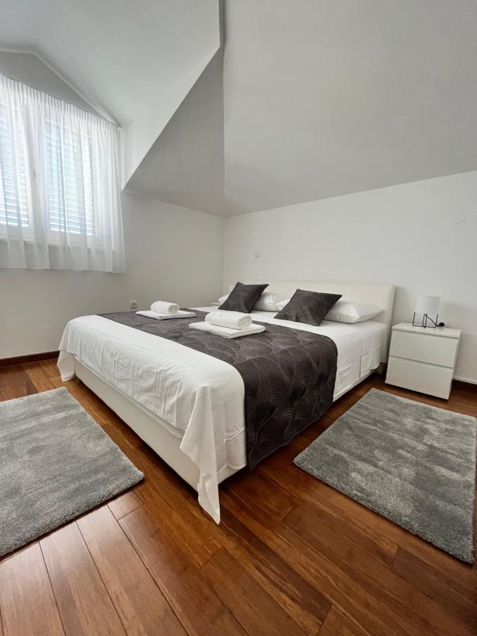 Sky - Beautiful Rooftop Apartment With Shared Pool Split Buitenkant foto